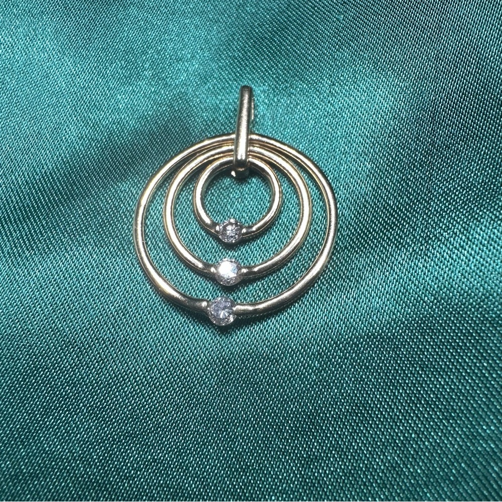 14K Gold Triple Circle Pendant with 3 Diamonds – Modern Minimalist Design, 2.94g - Picture 4 of 10
